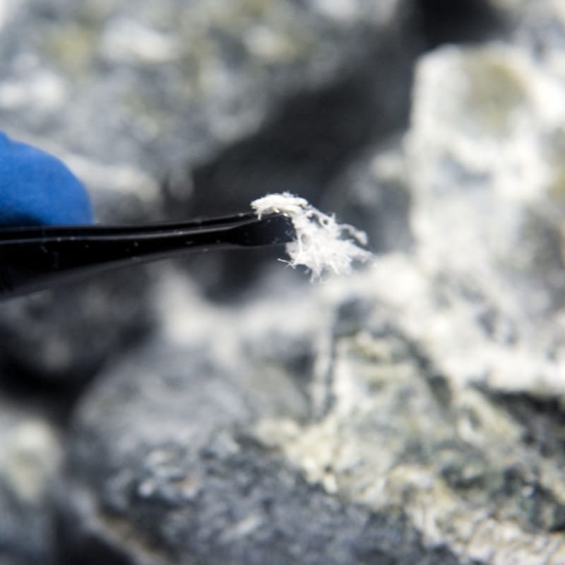 Homme professionnel souriant en gilet de travail. Portrait professionnel d'un homme souriant dans un gilet de travail bleu gris. Expression confiante.