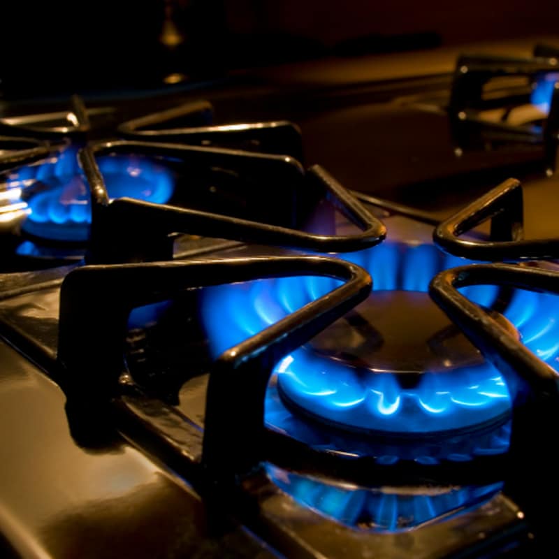 Homme professionnel souriant en gilet de travail. Portrait professionnel d'un homme souriant dans un gilet de travail bleu gris. Expression confiante.