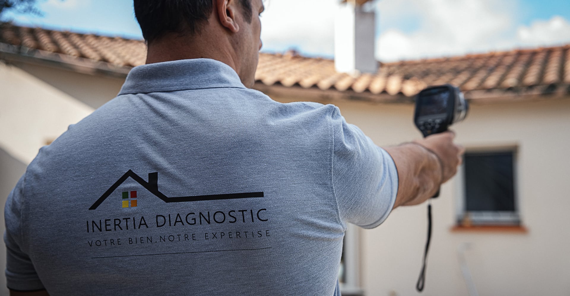 Homme professionnel souriant en gilet de travail. Portrait professionnel d'un homme souriant dans un gilet de travail bleu gris. Expression confiante.