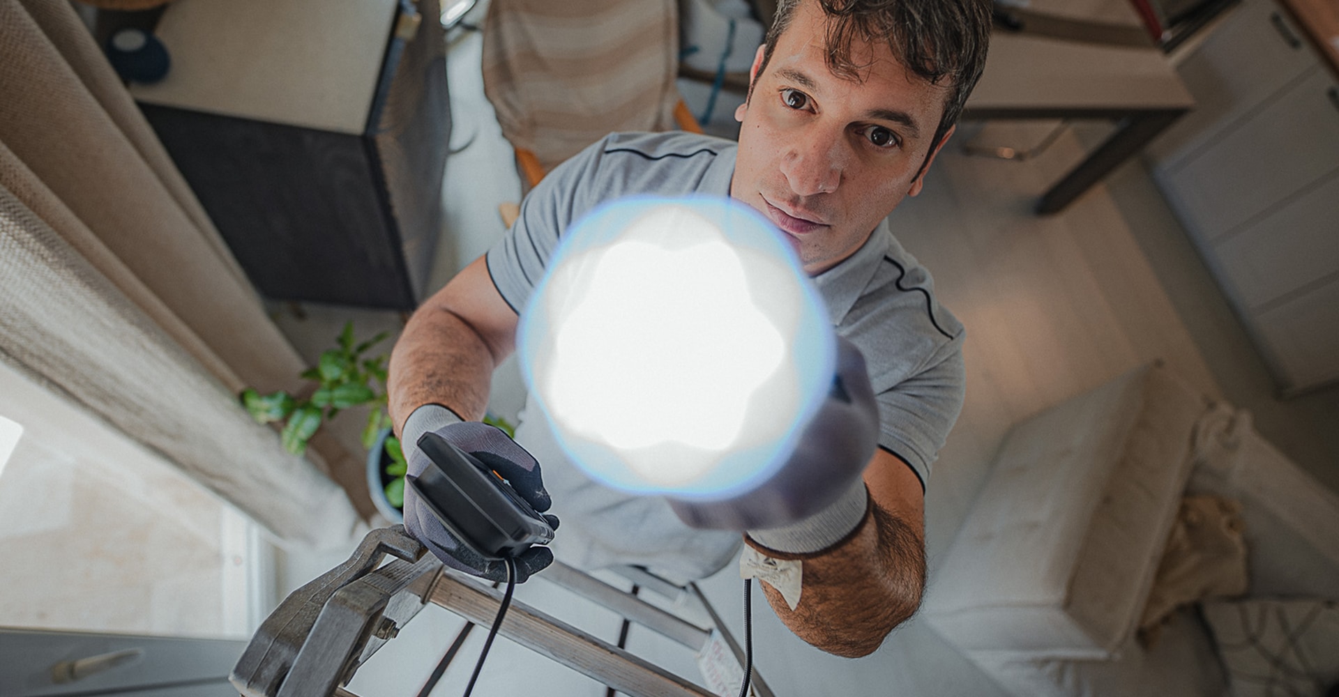 Homme professionnel souriant en gilet de travail. Portrait professionnel d'un homme souriant dans un gilet de travail bleu gris. Expression confiante.