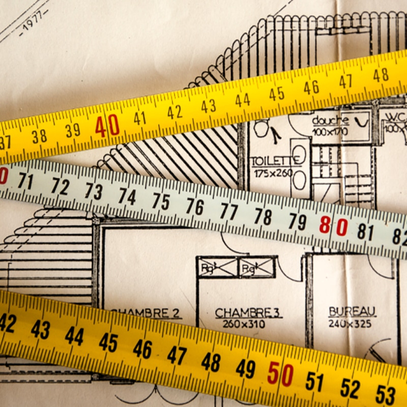 Homme professionnel souriant en gilet de travail. Portrait professionnel d'un homme souriant dans un gilet de travail bleu gris. Expression confiante.