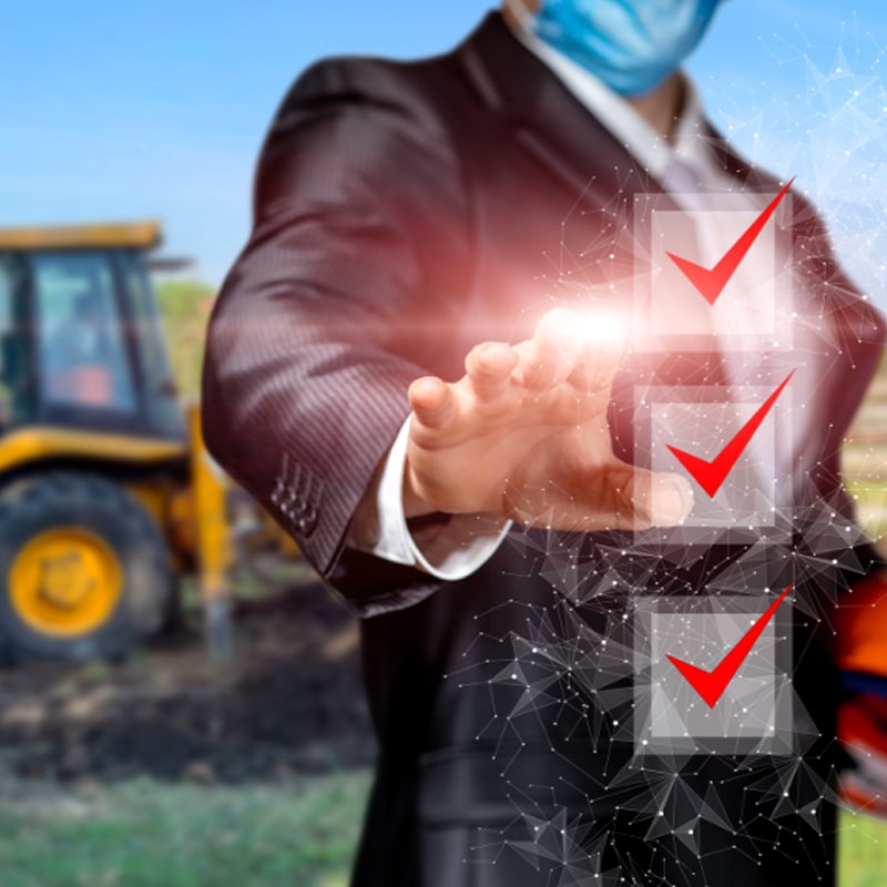 Homme professionnel souriant en gilet de travail. Portrait professionnel d'un homme souriant dans un gilet de travail bleu gris. Expression confiante.