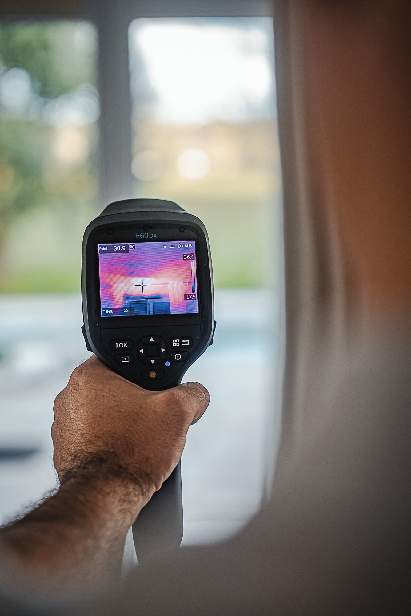 Homme professionnel souriant en gilet de travail. Portrait professionnel d'un homme souriant dans un gilet de travail bleu gris. Expression confiante.
