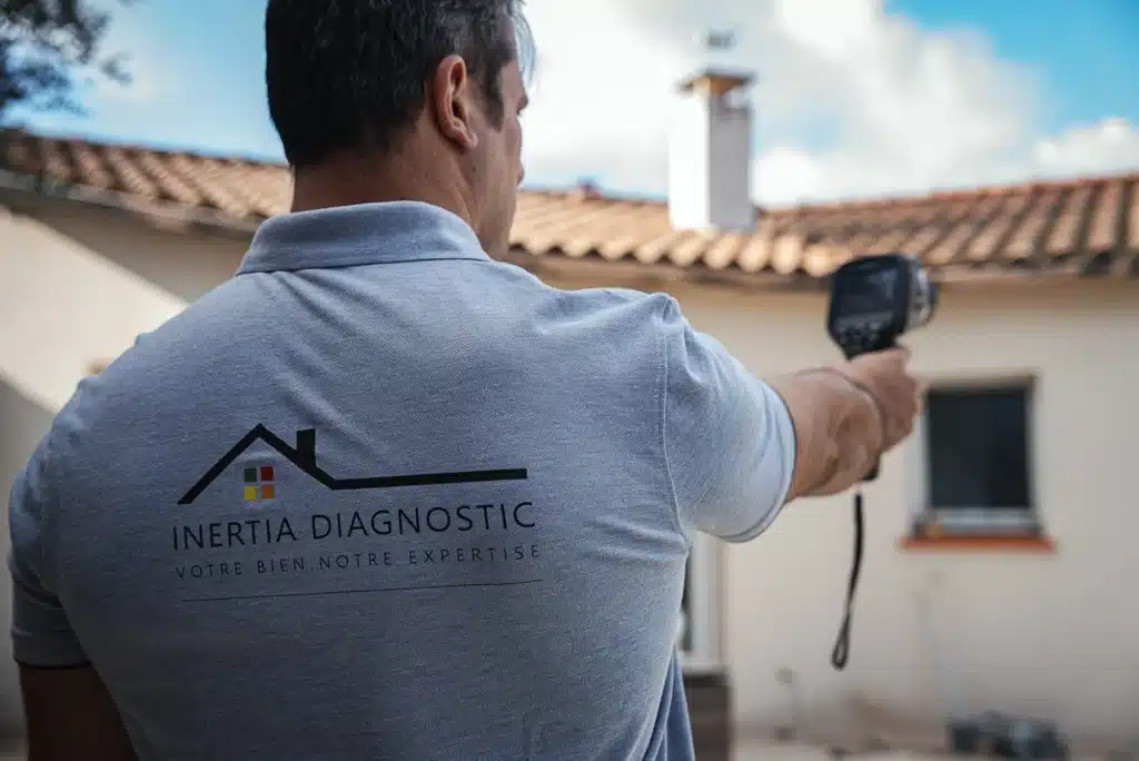 Expert Inertia Diagnostic réalisant une thermographie de maison. Votre bien, notre expertise.
