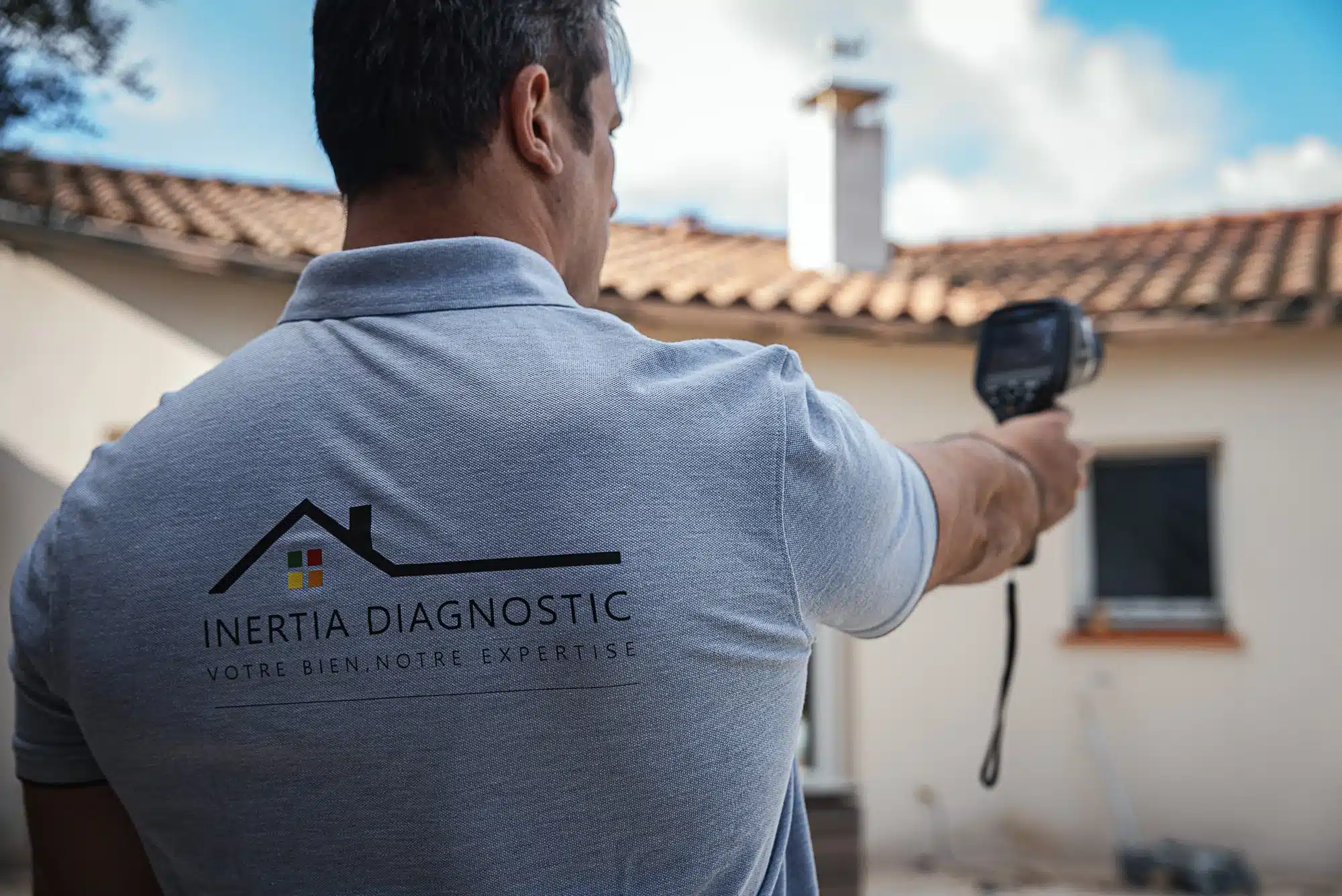 Expert Inertia Diagnostic réalisant une thermographie de maison. Votre bien, notre expertise.