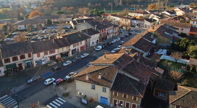 Ville d’Aussonne, rue principale Village français typique avec toits en tuiles romaines, rue principale commerçante et voitures stationnées. ( Aussonne)
